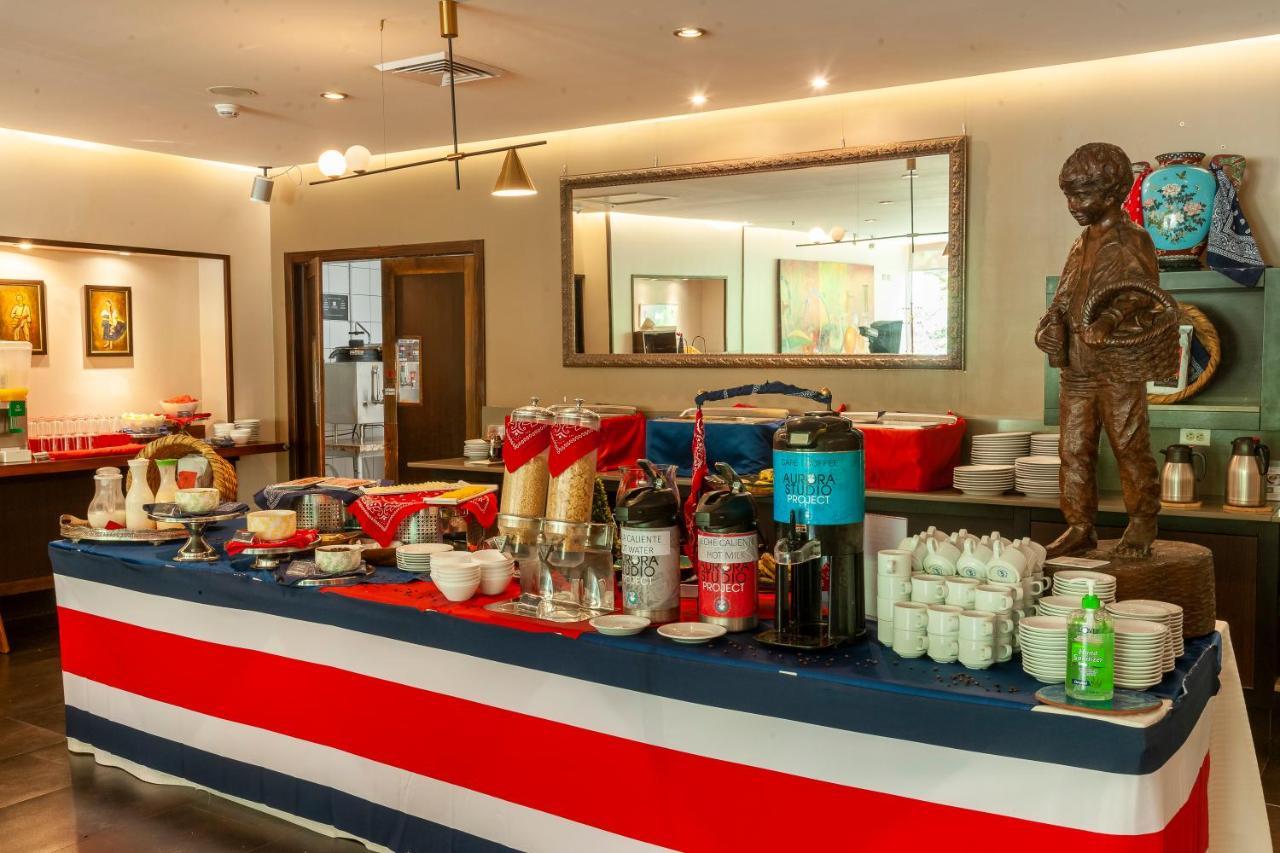 Studio Hotel Boutique San José Extérieur photo A buffet at a hotel